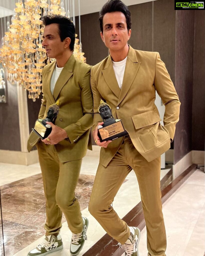 Sonu Sood Instagram - Thank you @globalspa_mag for Honouring me with “Humanitarian Of The Year” Award. 🏆 💛🙏 Styled by @pyumishra Look @laadoredesignerstudio @bhavik_bafna