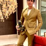 Sonu Sood Instagram - Thank you @globalspa_mag for Honouring me with “Humanitarian Of The Year” Award. 🏆 💛🙏 Styled by @pyumishra Look @laadoredesignerstudio @bhavik_bafna
