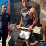 Sonu Sood Instagram - सुबह सुबह शिमला मिर्च और dumbbells.. और क्या चाहिए ज़िंदगी में ❤️