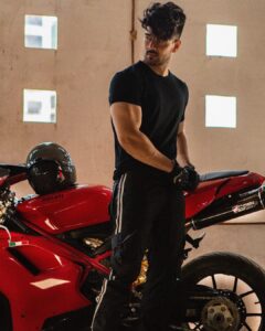 Sooraj Pancholi Instagram - “ Vibe है vibe है
थोड़ा सा side दे छोकरे सब hard! 
इसलिए तो hype है hype है hype है “- divine 🚀