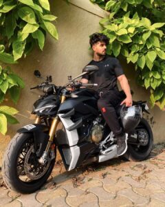 Sooraj Pancholi Instagram - The best Christmas ever! ❤️‍🔥🚦🎄
#StreetfighterV4s An absolute beast! Thank you soo much @ducati_india I’m in love !!! #Ducati #superbike #V4s #Allblack @ducati