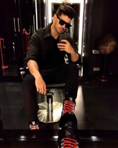 Sooraj Pancholi Instagram - We all have that favorite mirror! 😎 #mirrormirror