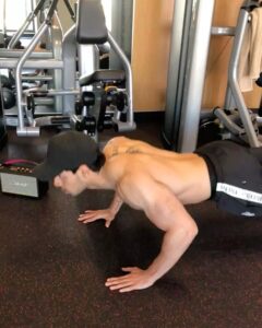 Sooraj Pancholi Instagram - Quick 50 ☕️ #pushup