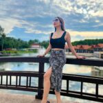 Sophie Choudry Instagram - Breathe in the beauty around you… Exhale gratitude🙏🏼❤️🧿 Been an incredible week and we are only just getting started💥 #gorihai #gratitude #trending #traveldiaries #giglife #thailand #mothernature #weekendvibes #sophiechoudry Thailand