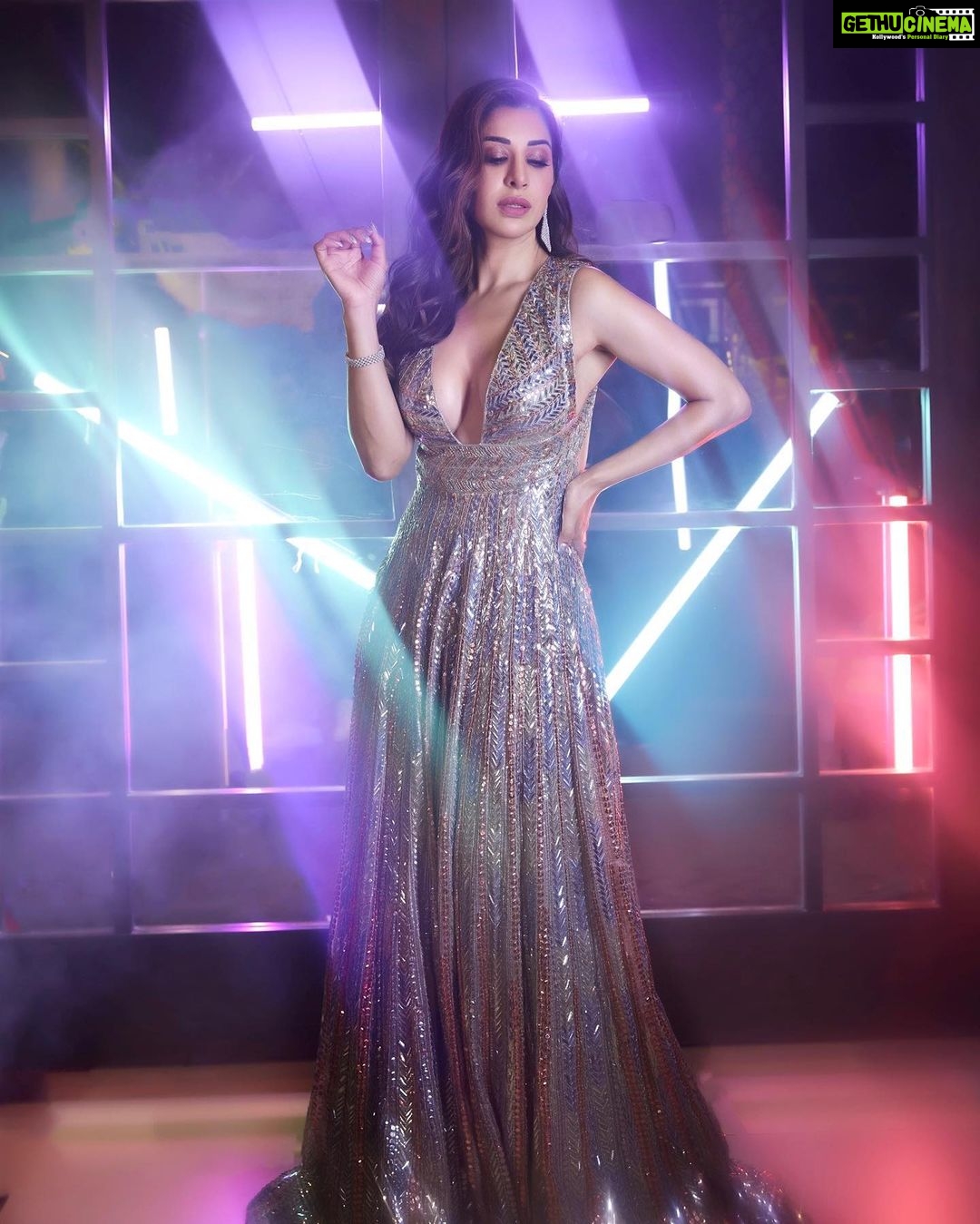 Sophie Choudry Instagram - Born to shine💥 Thank you for a wonderful night @filmfare 💕 Outfit @manishmalhotra05 @manishmalhotraworld Jewels @mahesh_notandass HMU @harryrajput64 📸 @boomstastudio #filmfareawards #shimmer #bling #glam #shimmergown #manishmalhotra #sophiechoudry #gorihai #trending #filmfare #ootn #beautyinspo