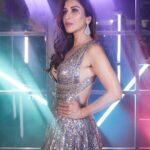 Sophie Choudry Instagram - Born to shine💥 Thank you for a wonderful night @filmfare 💕 Outfit @manishmalhotra05 @manishmalhotraworld Jewels @mahesh_notandass HMU @harryrajput64 📸 @boomstastudio #filmfareawards #shimmer #bling #glam #shimmergown #manishmalhotra #sophiechoudry #gorihai #trending #filmfare #ootn #beautyinspo