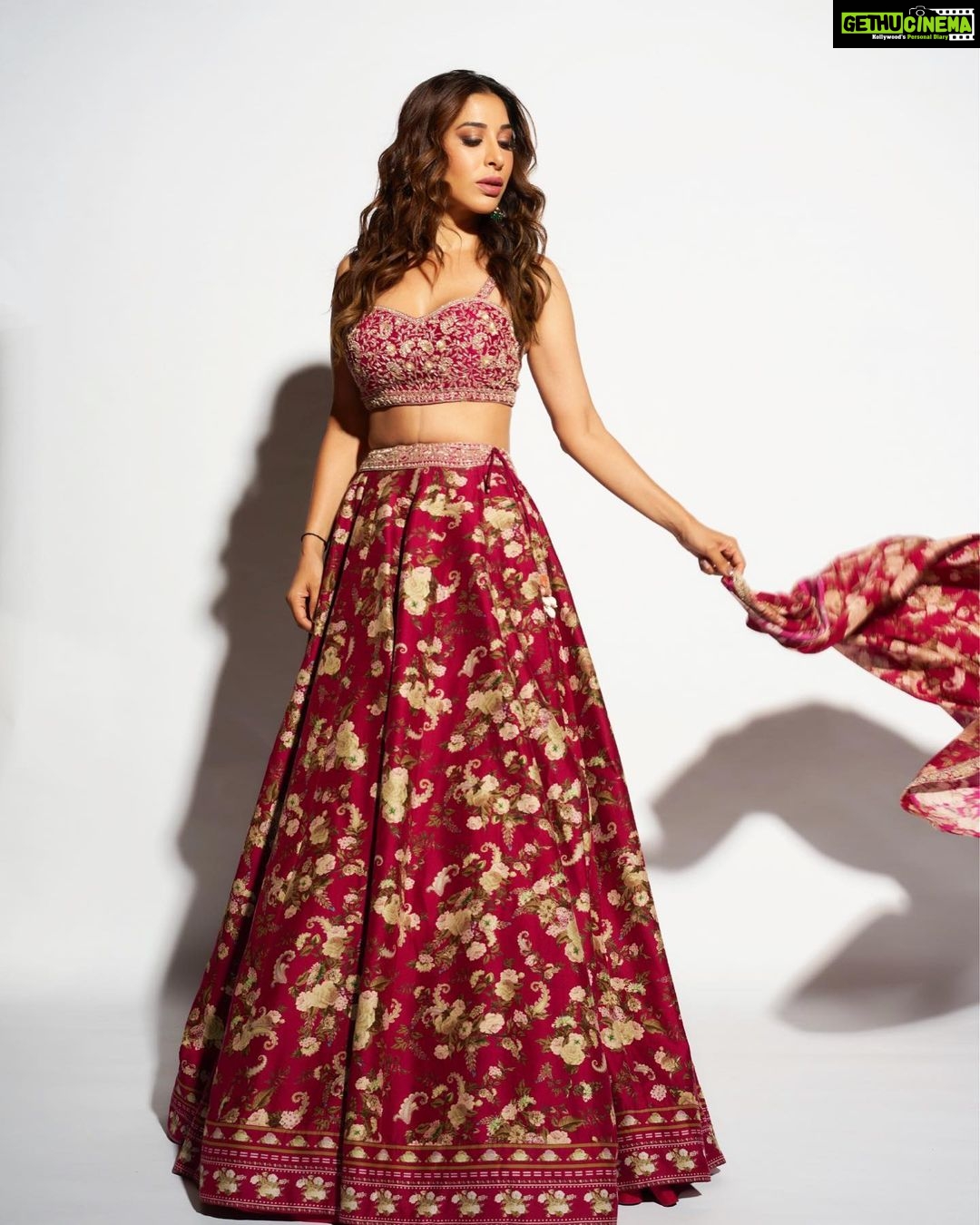 Sophie Choudry Instagram - आजा ना चुले मेरी चुनरी सनम 😍🪔 Outfit: @sanabarrejaofficial Jewellery: @beenarahejafinejewellery Hair & Make Up: @makeup.artist.anusha Photography: @kvinayak11 PR: @thewisedesign #diwali #diwali2022 #styleinspo #lehenga #ootn #sophiechoudry