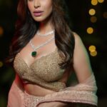 Sophie Choudry Instagram – Love and light to you all… Happy Diwali🪔✨💕 

#diwali #diwali2022 #diwalistyle #diwalioutfit #manishmalhotra #sophiechoudry #loveandlight #wohnoor #trendingsongs