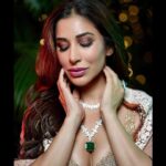 Sophie Choudry Instagram – Let your light shine…Happy Diwali 🪔✨💕

#diwali #diwali2022 #diwalistyle #ootn #diwalioutfit #loveandlight #shinebright #positivevibesonly #manishmalhotra #sophiechoudry