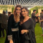 Sophie Choudry Instagram - Tku my darl Kriti for a night full of love & light💕✨🪔 @kritisanon #diwalinights #diwali2022 #loveandlight #kritisanon #hostesswiththemostess #sophiechoudry #friendslikefamily #makingmemories