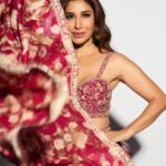 Sophie Choudry Instagram – आजा ना चुले मेरी चुनरी सनम 😍🪔

Outfit: @sanabarrejaofficial 
Jewellery: @beenarahejafinejewellery
Hair & Make Up: @makeup.artist.anusha
Photography: @kvinayak11 
PR: @thewisedesign

#diwali #diwali2022 #styleinspo #lehenga #ootn #sophiechoudry