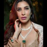 Sophie Choudry Instagram – Let your light shine…Happy Diwali 🪔✨💕

#diwali #diwali2022 #diwalistyle #ootn #diwalioutfit #loveandlight #shinebright #positivevibesonly #manishmalhotra #sophiechoudry