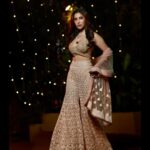 Sophie Choudry Instagram - Let your light shine…Happy Diwali 🪔✨💕 #diwali #diwali2022 #diwalistyle #ootn #diwalioutfit #loveandlight #shinebright #positivevibesonly #manishmalhotra #sophiechoudry