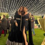 Sophie Choudry Instagram - Tku my darl Kriti for a night full of love & light💕✨🪔 @kritisanon #diwalinights #diwali2022 #loveandlight #kritisanon #hostesswiththemostess #sophiechoudry #friendslikefamily #makingmemories