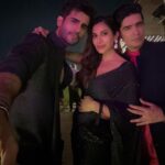 Sophie Choudry Instagram - Tku my darl Kriti for a night full of love & light💕✨🪔 @kritisanon #diwalinights #diwali2022 #loveandlight #kritisanon #hostesswiththemostess #sophiechoudry #friendslikefamily #makingmemories