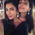 Sophie Choudry Instagram - Tku my darl Kriti for a night full of love & light💕✨🪔 @kritisanon #diwalinights #diwali2022 #loveandlight #kritisanon #hostesswiththemostess #sophiechoudry #friendslikefamily #makingmemories
