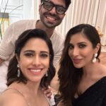 Sophie Choudry Instagram - Tku my darl Kriti for a night full of love & light💕✨🪔 @kritisanon #diwalinights #diwali2022 #loveandlight #kritisanon #hostesswiththemostess #sophiechoudry #friendslikefamily #makingmemories