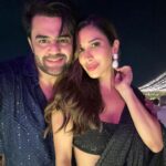 Sophie Choudry Instagram - Tku my darl Kriti for a night full of love & light💕✨🪔 @kritisanon #diwalinights #diwali2022 #loveandlight #kritisanon #hostesswiththemostess #sophiechoudry #friendslikefamily #makingmemories