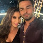 Sophie Choudry Instagram - Tku my darl Kriti for a night full of love & light💕✨🪔 @kritisanon #diwalinights #diwali2022 #loveandlight #kritisanon #hostesswiththemostess #sophiechoudry #friendslikefamily #makingmemories