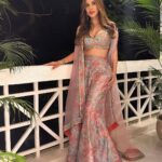 Sophie Choudry Instagram - Let Diwali nights begin ✨🪔💕 #diwali #blurrynights Outfit @gopivaiddesigns HMU @ambereenyusuf @loicindia #diwalinights #desigirl #indianoutfit #styleinspo #diwalioutfit #sophiechoudry #ootn