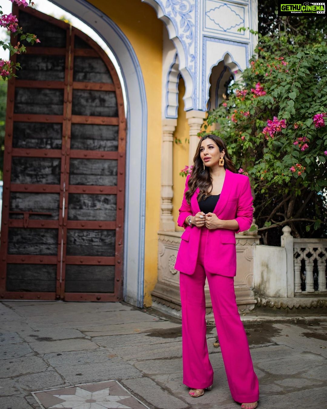 Sophie Choudry Instagram - There’s no such thing as too much Pink💕 #pinkcity #gorihai #promotions HMU @ambereenyusuf Styling: Me🤓 #promotions #eventstyling #ootd #suitup #pink #pinksuit #jaipur #sophiechoudry #styleinspo Pink City Jaipur