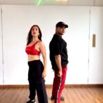 Sophie Choudry Instagram – Apna bana leš Try this couple/group choreo and tag us!! Canāt wait to repostšš¼ā¤ļøāš„ #gorihai #hookstepchallenge #trending #trendingreels #trendingsongs #sophiechoudry #dancereels #yasshkadammchoreography #smashhit
Location Avocado studio