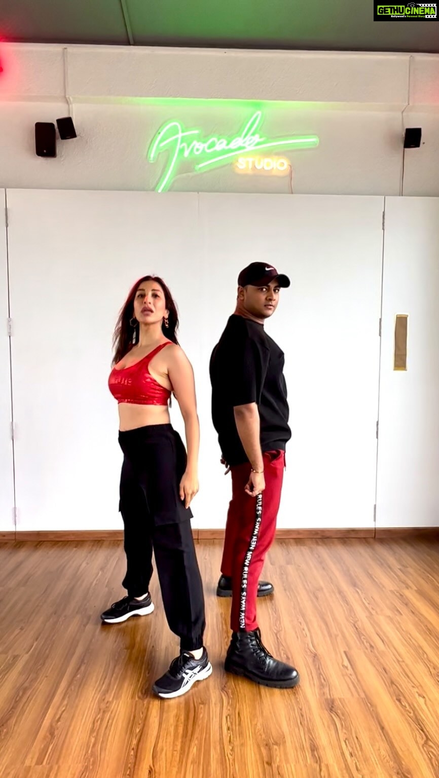 Sophie Choudry Instagram - Apna bana le😍 Try this couple/group choreo and tag us!! Can’t wait to repost🙌🏼❤️🔥 #gorihai #hookstepchallenge #trending #trendingreels #trendingsongs #sophiechoudry #dancereels #yasshkadammchoreography #smashhit Location Avocado studio