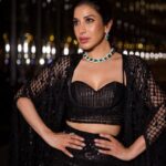 Sophie Choudry Instagram – My time to shine 💎
Dressed in @farazmanan
Jewels @karishma.joolry @anantafinejewlry
@dipublicrelations @thewisedesign
HMU @harryrajput64
📸 @boomstastudio
#glam #fashioninspo #giglife #styleinspo #dubai #armanihoteldubai #burjkhalifa #farazmanan #sophiechoudry #gorihai #trending