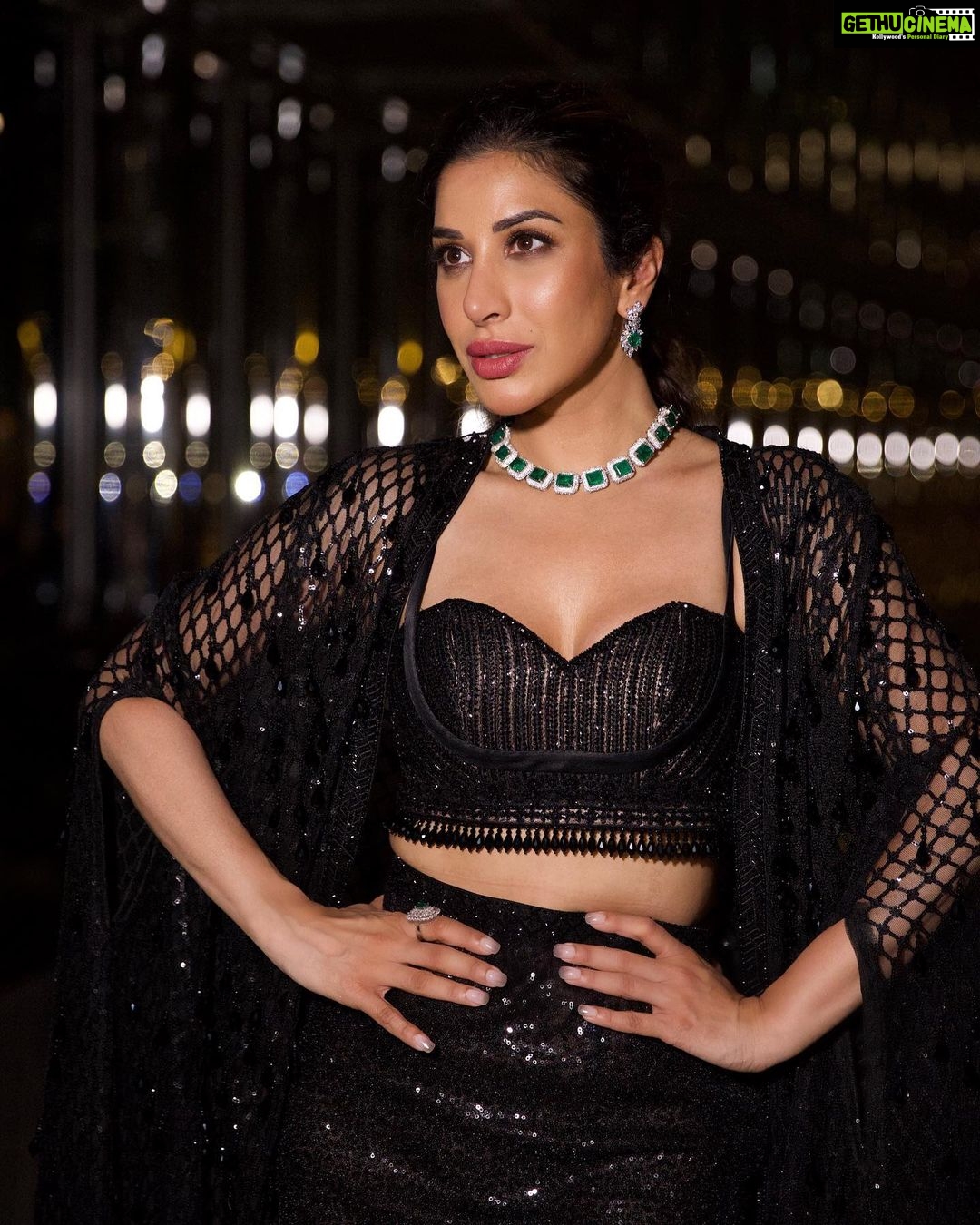 Sophie Choudry Instagram - My time to shine š Dressed in @farazmanan Jewels @karishma.joolry @anantafinejewlry @dipublicrelations @thewisedesign HMU @harryrajput64 šø @boomstastudio #glam #fashioninspo #giglife #styleinspo #dubai #armanihoteldubai #burjkhalifa #farazmanan #sophiechoudry #gorihai #trending