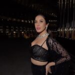 Sophie Choudry Instagram – I’m too classy for this world, Forever I’m that girl 👑
Love you @farazmanan for this beyond stunning outfit🖤
Jewels @karishma.joolry 
HMU @harryrajput64 
📹 @boomstastudio 

#sophiechoudry #farazmanan #styleinspo #giglife #glam #shimmerandshine #dubai #trending #explore
