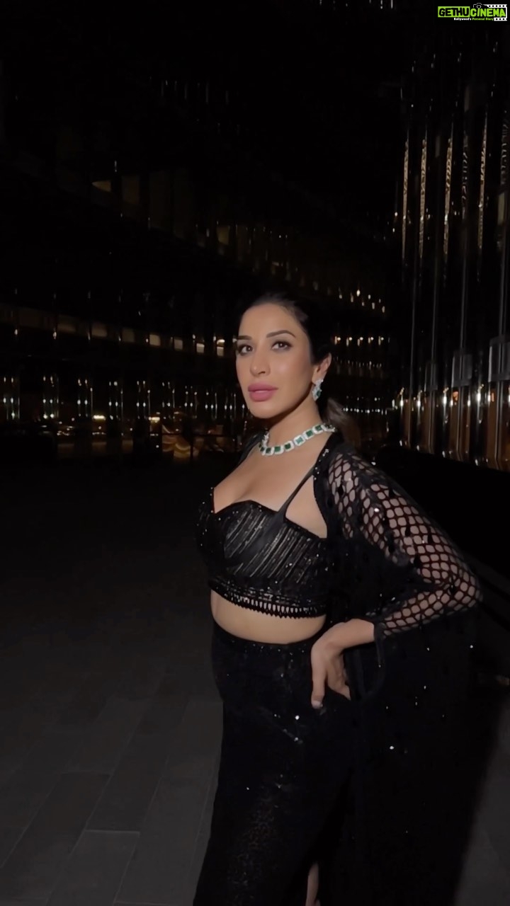 Sophie Choudry Instagram - I’m too classy for this world, Forever I’m that girl 👑 Love you @farazmanan for this beyond stunning outfit🖤 Jewels @karishma.joolry HMU @harryrajput64 📹 @boomstastudio #sophiechoudry #farazmanan #styleinspo #giglife #glam #shimmerandshine #dubai #trending #explore