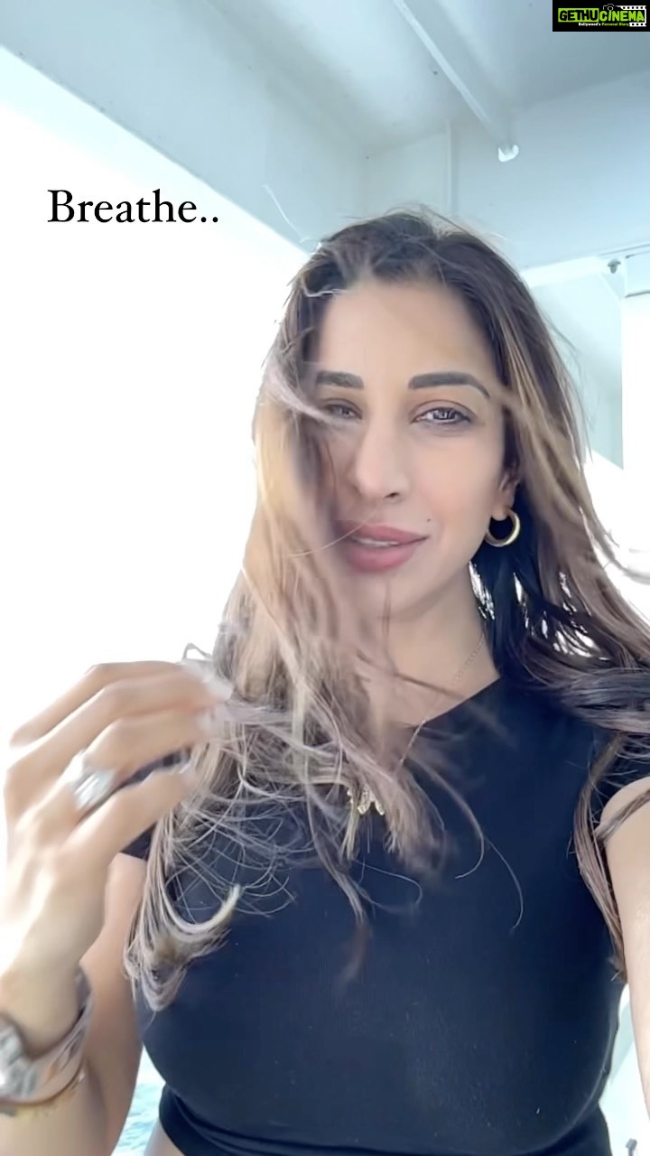 Sophie Choudry Instagram - Have had no network most of the day but sometimes it’s important to switch off, take a minute and breathe!! Let’s make mental health and well-being a priority for ourselves and our loved ones💙 #mentalhealth #mentalhealthawareness #mentalhealthday #wellbeing #bekind #loveyourself #gratitude #ocean #sophiechoudry