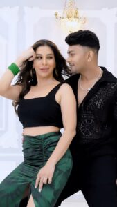 Sophie Choudry Instagram - Loved dancing with you @sophiechoudry on your super trending song #GoriHai 🔥❤️ 🎥 @adityabhansali_ #BhAw 🔥 #dancechallenge #trending #trendingsong #sophiechoudry Atrangz House