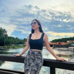 Sophie Choudry Instagram - Breathe in the beauty around you… Exhale gratitude🙏🏼❤️🧿 Been an incredible week and we are only just getting started💥 #gorihai #gratitude #trending #traveldiaries #giglife #thailand #mothernature #weekendvibes #sophiechoudry Thailand