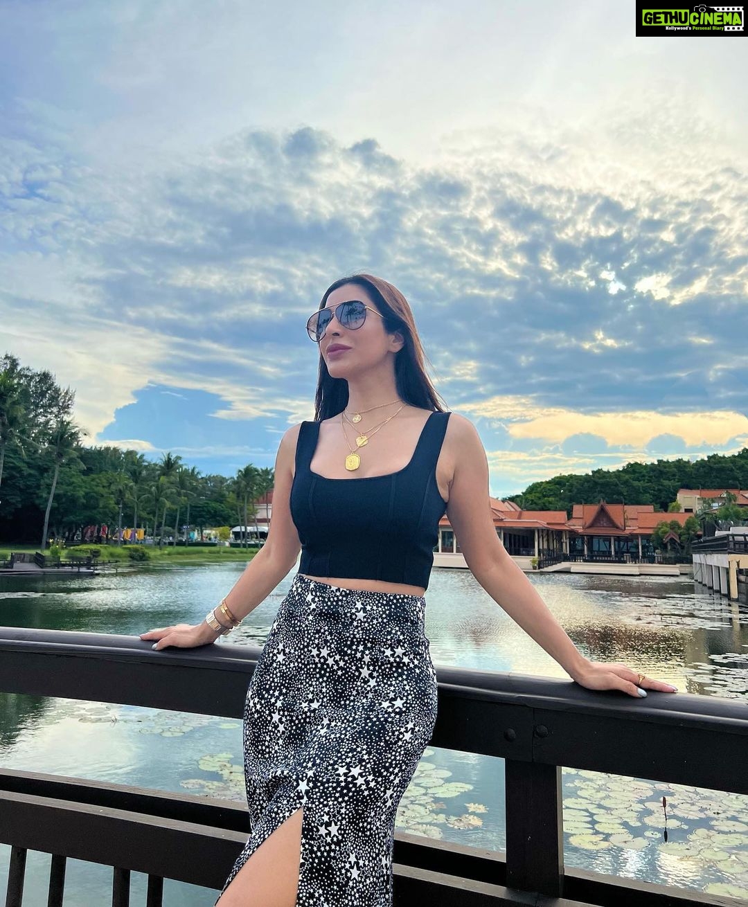 Sophie Choudry Instagram - Breathe in the beauty around you… Exhale gratitude🙏🏼❤️🧿 Been an incredible week and we are only just getting started💥 #gorihai #gratitude #trending #traveldiaries #giglife #thailand #mothernature #weekendvibes #sophiechoudry Thailand