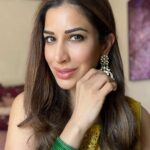 Sophie Choudry Instagram - Ganpati ready💚!!! Happy Ganesh Chaturthi everyone! Love and prosperity to you all! #gorihai #transformationreel #ganpati #ganeshchaturthi #harichoodiyaan #desigirl #sophiechoudry #indipop #OGpopdiva #90s #trending #newsong #music #party #explorepage Outfit @sukritiandaakritiofficial @dipublicrelations
