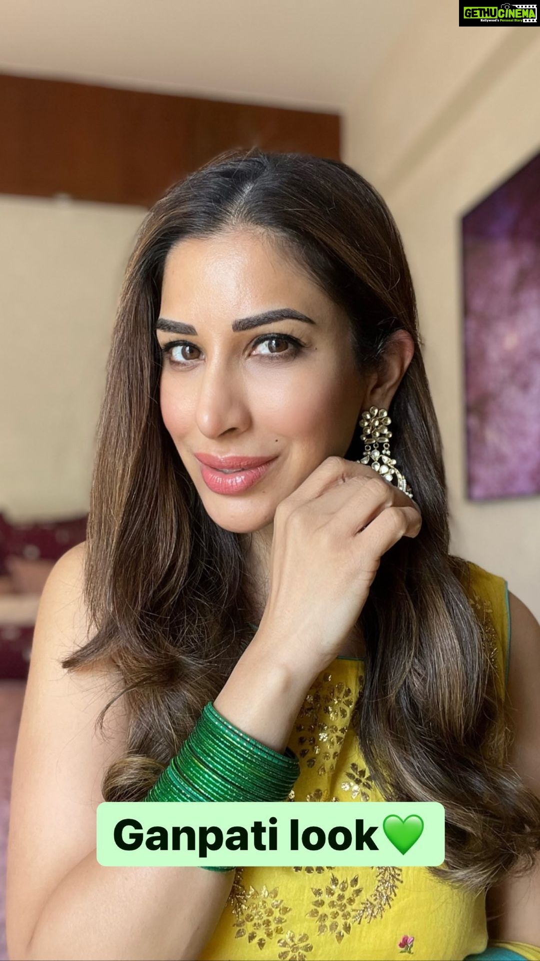 Sophie Choudry Instagram - Ganpati ready💚!!! Happy Ganesh Chaturthi everyone! Love and prosperity to you all! #gorihai #transformationreel #ganpati #ganeshchaturthi #harichoodiyaan #desigirl #sophiechoudry #indipop #OGpopdiva #90s #trending #newsong #music #party #explorepage Outfit @sukritiandaakritiofficial @dipublicrelations