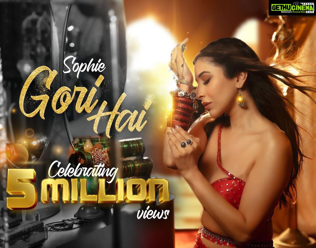Sophie Choudry Instagram - Woohoo!! 5 million views & thousands of reels in just a few days! So grateful for the love!! Keep it coming! πππ #gorihai #sophiechoudry #indipop #OGpopdiva #90s #trending #newsong #music #party #explorepage