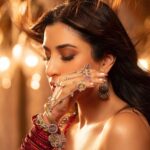 Sophie Choudry Instagram - So much love for the #GoriHai look…. Couldn’t have done it without my amazing glam squad🥰❤️ Thanku @jerrydsouzaofficial @divyachablani15 @tinamukharjee @tribebyamrapali #gorihai #sophiechoudry #indipop #OGpopdiva #90s #trending #newsong #music #party #explorepage #beautyinspo #jewellery #indianjewellery #bangles #redbangles #amrapali #haathphool