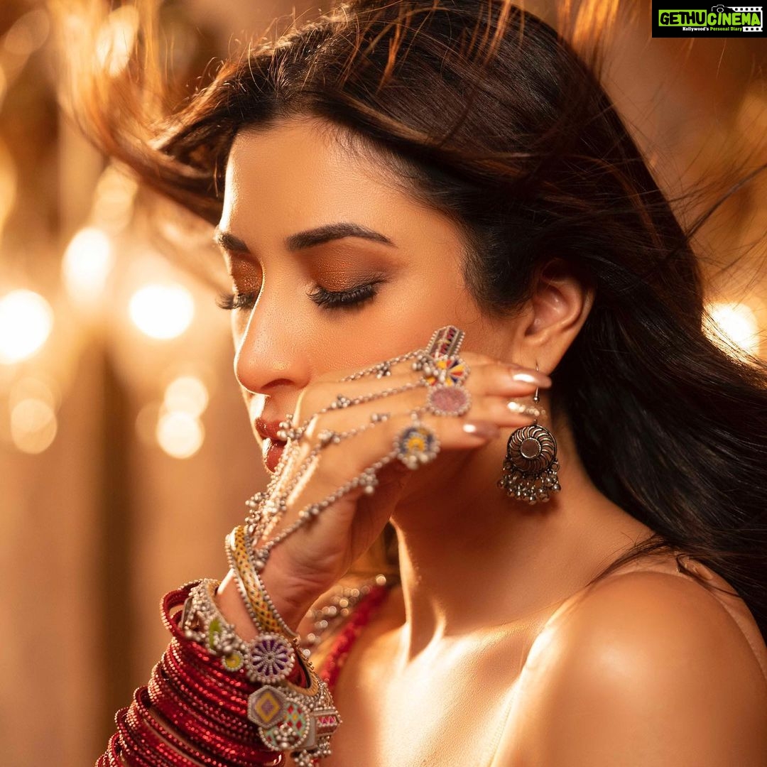 Sophie Choudry Instagram - So much love for the #GoriHai look…. Couldn’t have done it without my amazing glam squad🥰❤️ Thanku @jerrydsouzaofficial @divyachablani15 @tinamukharjee @tribebyamrapali #gorihai #sophiechoudry #indipop #OGpopdiva #90s #trending #newsong #music #party #explorepage #beautyinspo #jewellery #indianjewellery #bangles #redbangles #amrapali #haathphool