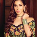 Sophie Choudry Instagram - Happy Dussehra, Shubho Vijaya… May goodness & truth always prevail. Wish you light, love, happiness and health💕 Outfit @surilyg Jewels @azotiique HMU @ambereenyusuf 📸 @visualaffairs_va #dussehra #navratri #indianfestival #desigirl #styleinspo #beautymakeup #sophiechoudry #gorihai #lehenga #ootn #lotd