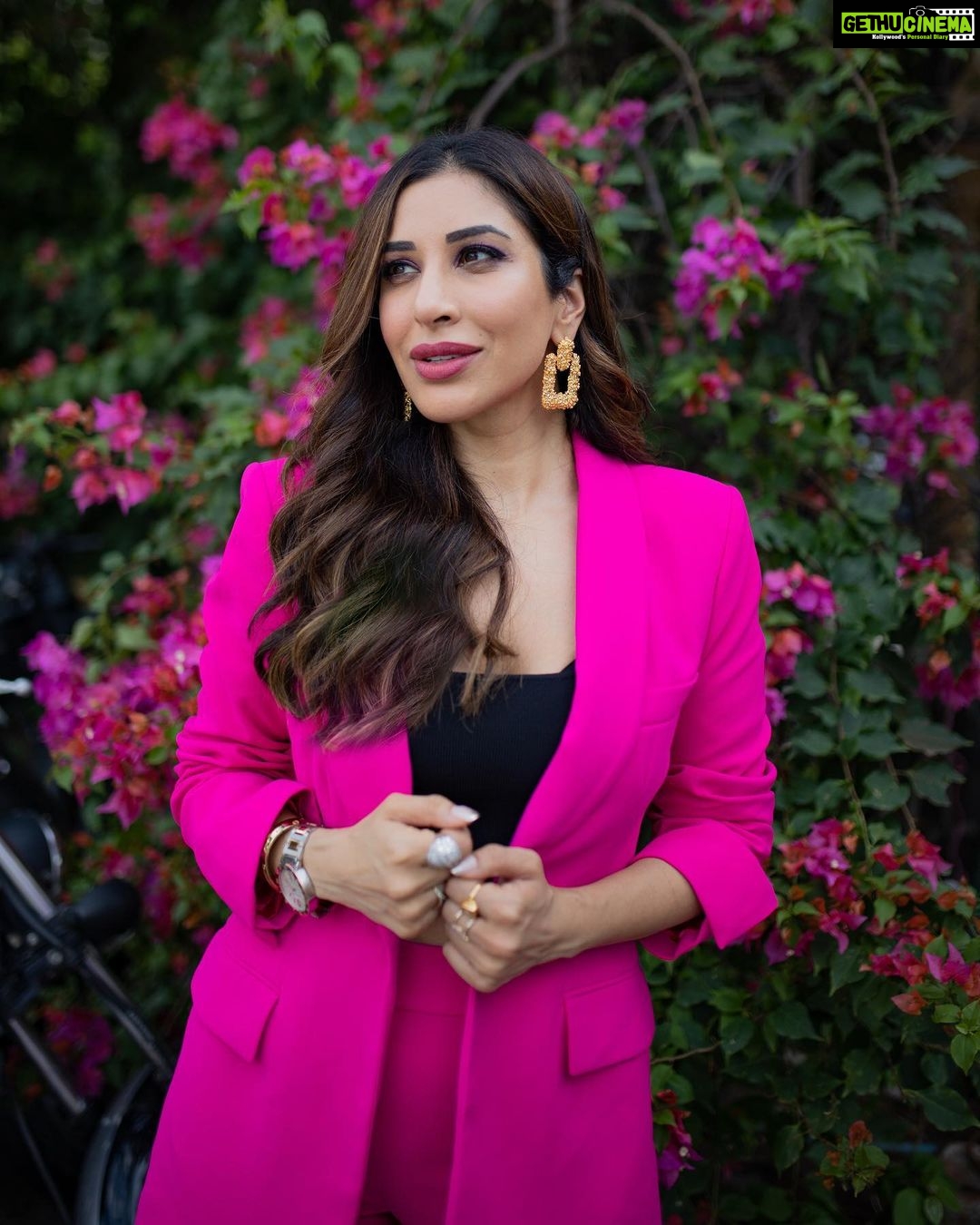 Sophie Choudry Instagram - There’s no such thing as too much Pink💕 #pinkcity #gorihai #promotions HMU @ambereenyusuf Styling: Me🤓 #promotions #eventstyling #ootd #suitup #pink #pinksuit #jaipur #sophiechoudry #styleinspo Pink City Jaipur