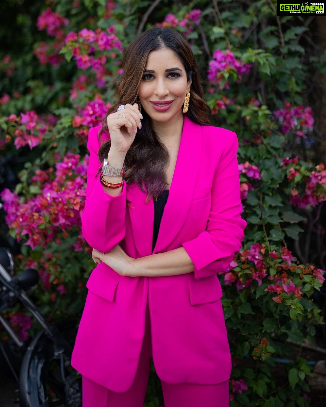 Sophie Choudry Instagram - There’s no such thing as too much Pink💕 #pinkcity #gorihai #promotions HMU @ambereenyusuf Styling: Me🤓 #promotions #eventstyling #ootd #suitup #pink #pinksuit #jaipur #sophiechoudry #styleinspo Pink City Jaipur