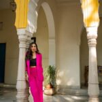 Sophie Choudry Instagram - There’s no such thing as too much Pink💕 #pinkcity #gorihai #promotions HMU @ambereenyusuf Styling: Me🤓 #promotions #eventstyling #ootd #suitup #pink #pinksuit #jaipur #sophiechoudry #styleinspo Pink City Jaipur