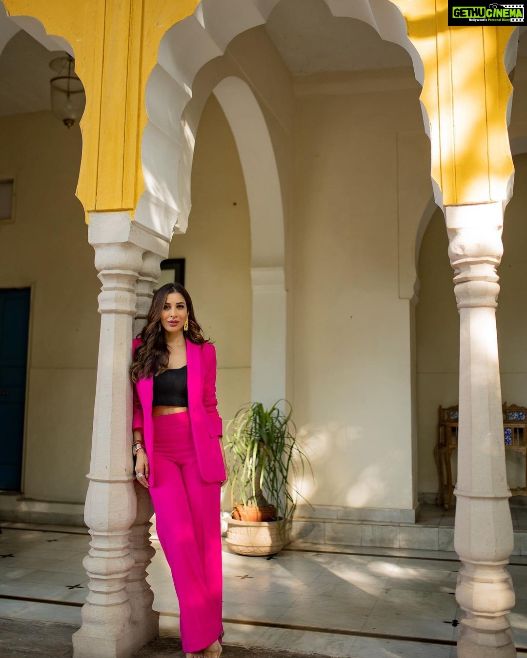 Sophie Choudry Instagram - There’s no such thing as too much Pink💕 #pinkcity #gorihai #promotions HMU @ambereenyusuf Styling: Me🤓 #promotions #eventstyling #ootd #suitup #pink #pinksuit #jaipur #sophiechoudry #styleinspo Pink City Jaipur