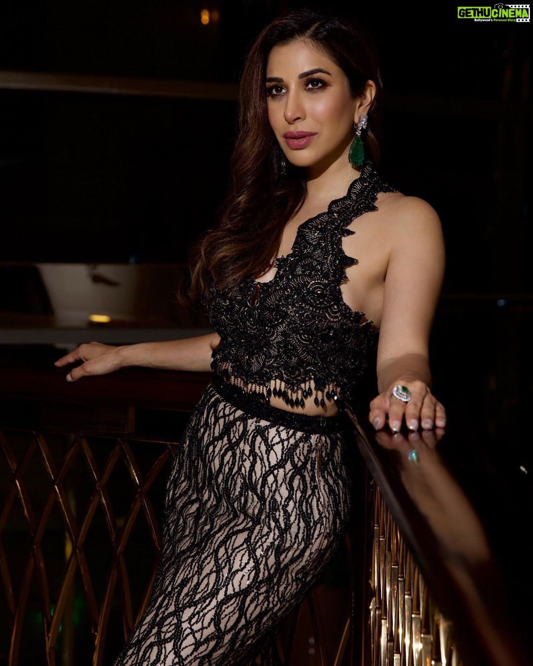 Sophie Choudry Instagram - Dangerous curves ahead ๐ฅ Wearing the amazing @farazmanan Jewels @karishma.joolry HMU @harryrajput64 ๐ธ @boomstastudio #giglife #dubai #gorihai #sophiechoudry #farazmanan #ootn #styleinspo #weekendvibes Conrad Dubai