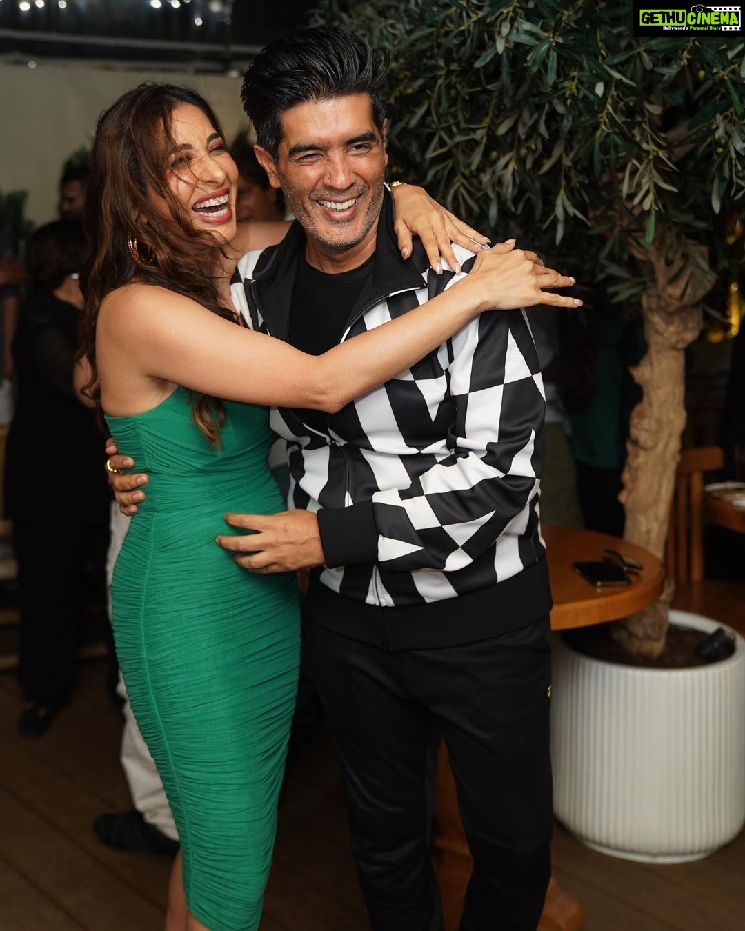 Sophie Choudry Instagram - Celebrated the success of #GoriHai & what an amazing night it was! So grateful to be surrounded by the bestest people💕💕💕 Tku @bingemumbai for the perfect night @_kunaljani ! My @varundvn you need a whole post dedicated to how special you are!! My dearest Dee, Vaibhav, Neh, MM, Nushi, Angad, Yas, PP, Freddy, Chunkey, Vrinda, Rahul, Mohit, Raghav, Riyaz , my VG tku all❤️ And my video crew Ajay, Lovey, Yassh, all the girls & my glam crew Divs, Tanima, Tina, Ambi❤️ Tku @theotherworldlyproductions for the gorgeous pics . Tku @azotiique for the jewels ❤️ #gorihai #gorihaisuccessbash #bingemumbai #whatanight #varundhawan #diamirza #nehadhupia #manishmalhotra #riyaz #sophiechoudry #friendslikefamily #gratitude Binge