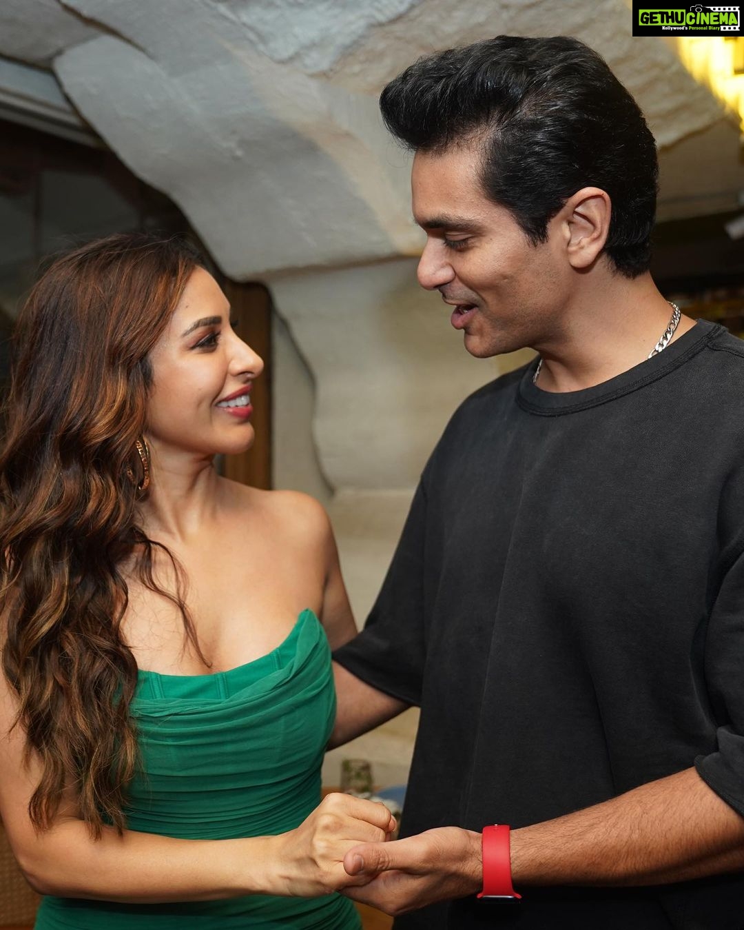 Sophie Choudry Instagram - Celebrated the success of #GoriHai & what an amazing night it was! So grateful to be surrounded by the bestest people💕💕💕 Tku @bingemumbai for the perfect night @_kunaljani ! My @varundvn you need a whole post dedicated to how special you are!! My dearest Dee, Vaibhav, Neh, MM, Nushi, Angad, Yas, PP, Freddy, Chunkey, Vrinda, Rahul, Mohit, Raghav, Riyaz , my VG tku all❤️ And my video crew Ajay, Lovey, Yassh, all the girls & my glam crew Divs, Tanima, Tina, Ambi❤️ Tku @theotherworldlyproductions for the gorgeous pics . Tku @azotiique for the jewels ❤️ #gorihai #gorihaisuccessbash #bingemumbai #whatanight #varundhawan #diamirza #nehadhupia #manishmalhotra #riyaz #sophiechoudry #friendslikefamily #gratitude Binge
