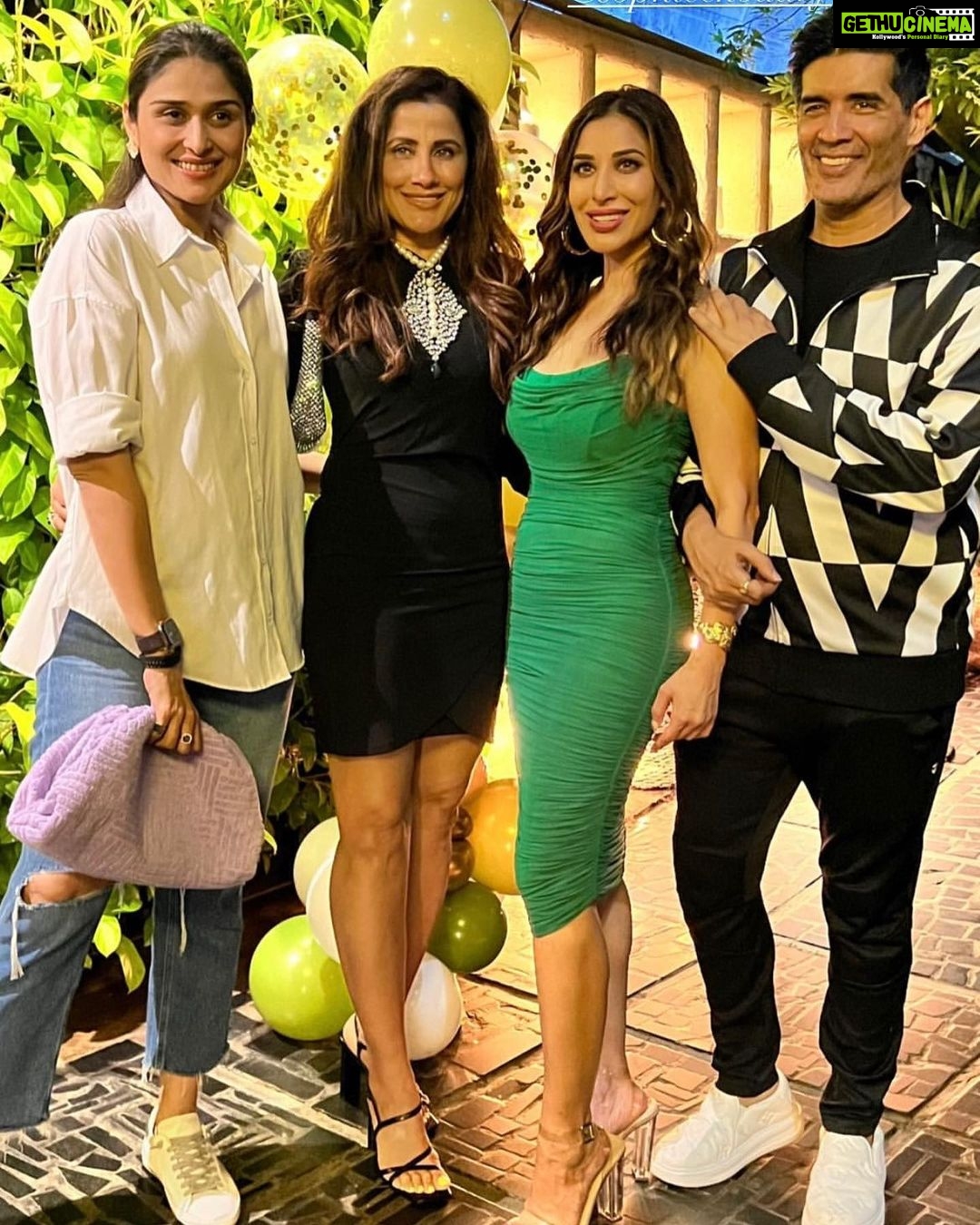 Sophie Choudry Instagram - Celebrated the success of #GoriHai & what an amazing night it was! So grateful to be surrounded by the bestest people💕💕💕 Tku @bingemumbai for the perfect night @_kunaljani ! My @varundvn you need a whole post dedicated to how special you are!! My dearest Dee, Vaibhav, Neh, MM, Nushi, Angad, Yas, PP, Freddy, Chunkey, Vrinda, Rahul, Mohit, Raghav, Riyaz , my VG tku all❤️ And my video crew Ajay, Lovey, Yassh, all the girls & my glam crew Divs, Tanima, Tina, Ambi❤️ Tku @theotherworldlyproductions for the gorgeous pics . Tku @azotiique for the jewels ❤️ #gorihai #gorihaisuccessbash #bingemumbai #whatanight #varundhawan #diamirza #nehadhupia #manishmalhotra #riyaz #sophiechoudry #friendslikefamily #gratitude Binge
