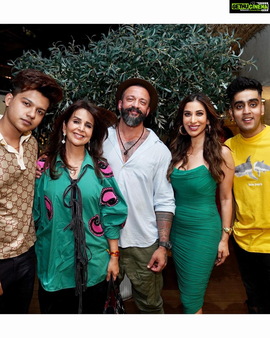 Sophie Choudry Instagram - Celebrated the success of #GoriHai & what an amazing night it was! So grateful to be surrounded by the bestest people💕💕💕 Tku @bingemumbai for the perfect night @_kunaljani ! My @varundvn you need a whole post dedicated to how special you are!! My dearest Dee, Vaibhav, Neh, MM, Nushi, Angad, Yas, PP, Freddy, Chunkey, Vrinda, Rahul, Mohit, Raghav, Riyaz , my VG tku all❤️ And my video crew Ajay, Lovey, Yassh, all the girls & my glam crew Divs, Tanima, Tina, Ambi❤️ Tku @theotherworldlyproductions for the gorgeous pics . Tku @azotiique for the jewels ❤️ #gorihai #gorihaisuccessbash #bingemumbai #whatanight #varundhawan #diamirza #nehadhupia #manishmalhotra #riyaz #sophiechoudry #friendslikefamily #gratitude Binge